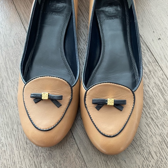 Tory Burch Dakota Loafer-Madison Leather, Sand/Bright Navy, Sz 9.5 - Picture 3 of 9